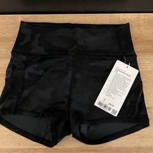 NWT Lululemon Black Camo In Movement 2.5” Shorts Size 6